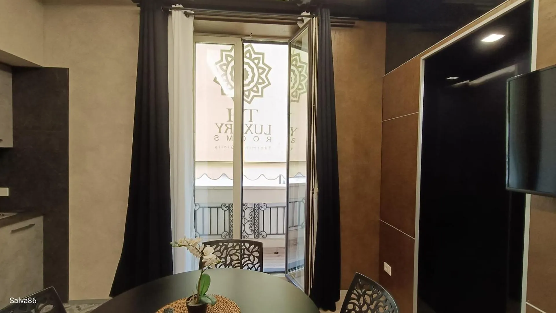 Th Luxury Rooms & Apartment Giardini Naxos 3*,  İtalya